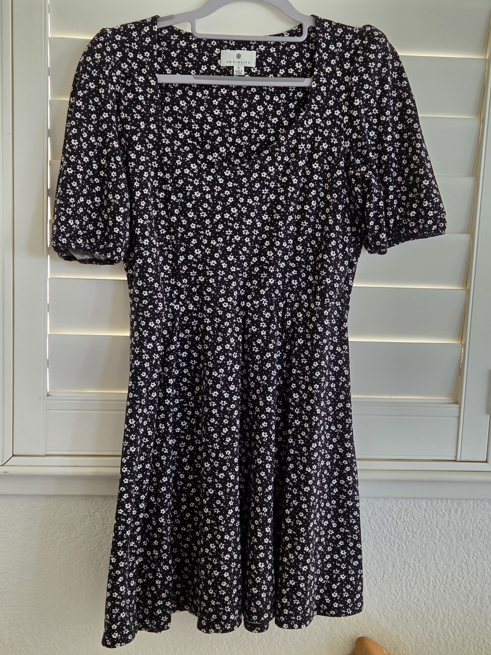 Socialite Women’s Black White Floral Mini Dress Size Small Puff Sleeve Cottageco